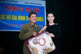 Hoa hậu Thu Hoài tặng quà cho người dân tộc thiểu số