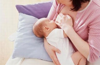 Phụ nữ đang cho con bú nên tránh thai bằng cách nào?