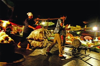 Phó Tổng thư ký LHQ &quot;vi hành&quot; chợ Long Biên