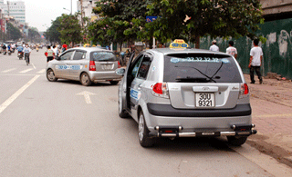 Hà Nội &quot;kêu&quot; thiếu xe taxi trong sân bay Nội Bài