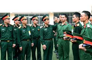 Hạ sĩ quan, chiến sĩ phải cắt tóc 3 phân