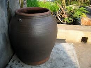 Xác chết loã thể trong lu nước