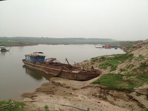 Bị truy quyét, cát tặc chui lên bờ hút trộm