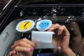 &quot;Nóng&quot; việc dán tem mới trên ô tô tại Việt Nam