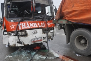 Xe khách đâm liên hoàn trên cầu vượt, 1 người tử vong