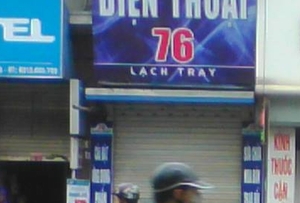 Xác chết nam thanh niên tím tái, nằm trên xe máy