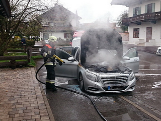  Xe sang S-Class vừa mua đã bốc cháy dữ dội