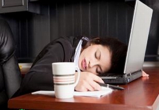 Ngủ gục đầu xuống bàn là &quot;tàn phá&quot; sức khỏe