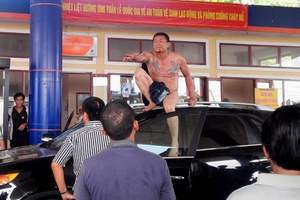 Tài xế bỗng nhiên ngông cuồng, lột đồ, phá phách