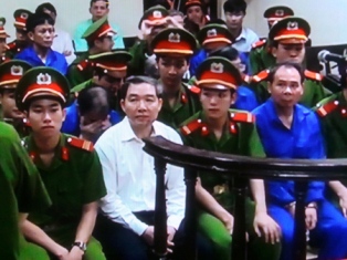 Bị cáo Dương Chí Dũng nổi bật tại tòa với áo sơ mi trắng