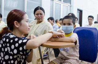Vợ chồng Hồ Hoài Anh cùng Quang Anh vào 'tâm dịch sởi'