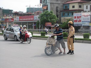 Đến ngã ba rẽ phải không bật xi nhan có bị xử phạt?