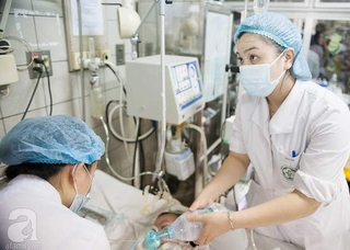 Chăm sóc bệnh nhi: Giấu giọt nước mắt trong nhà vệ sinh