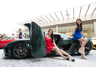 Dàn siêu xe và người đẹp tụ hội