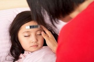 Sốt cao có nên dùng thuốc hạ sốt ngay?