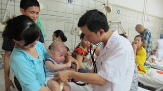 Cứu sống 2 bé mắc sởi biến chứng rất nặng
