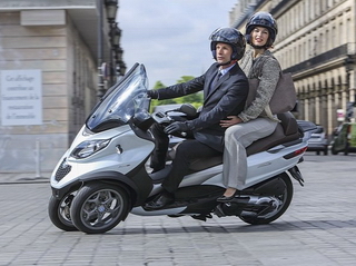  Cận cảnh xe ga ba bánh mới của Piaggio