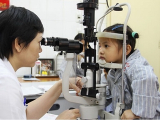 Báo động tình trạng trẻ em bị tật khúc xạ