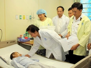 Phó Chủ tịch nước Nguyễn Thị Doan tặng quà cho con các chiến sĩ công tác tại Trường Sa