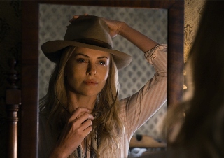Charlize Theron tái xuất với vai nữ cao bồi miền Tây