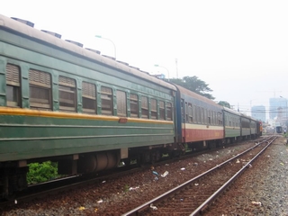 Rơi từ trên tàu hỏa, bị tàu cán chết