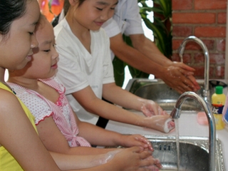 Cách đơn giản chăm sóc trẻ trong mùa nóng