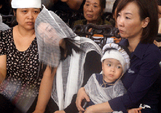  Đau lòng trước những gương mặt trẻ thơ tại lễ tang 18 chiến sỹ