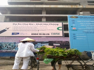 Hà Nội: Cứu trung tâm thương mại, quên…. người?