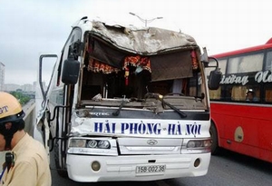 Đâm vào đuôi xe trộn bê tông, xe khách nát đầu