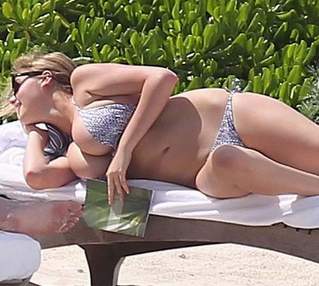 Kate Upton khoe ngực khủng thiêu đốt biển Mexico