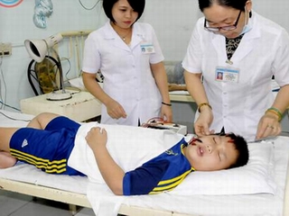Cha mẹ phải làm gì khi trẻ bị động kinh