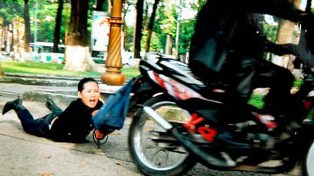 Giả công an hình sự, cướp xe máy giữa đường