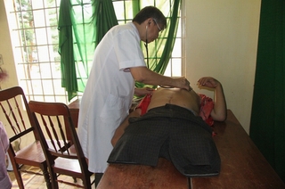 Viện Tim mạch Việt Nam: Tặng Bệnh xá Đặng Thùy Trâm thiết bị và tài liệu y tế