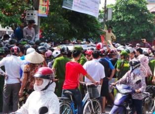 Thực hư vụ lái xe biển xanh cầm thanh sắt đánh người