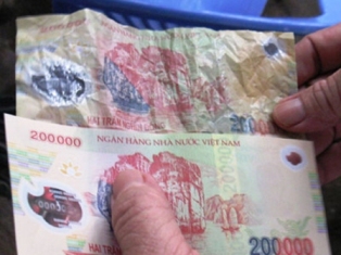 Ngang nhiên tàng trữ và lưu hành tiền giả
