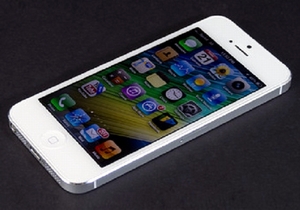 Cướp Iphone 5 của phụ nữ trên phố giữa ban ngày