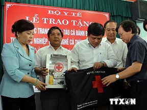 Trao tặng 157 tủ thuốc tàu cá đánh bắt xa bờ cho ngư dân Hà Tĩnh