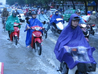 Nhiều nơi mưa dông, đề phòng tố lốc
