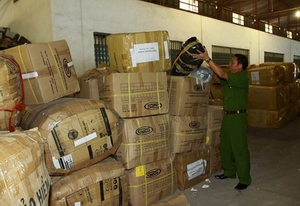 Hàng nghìn mũ bảo hiểm kém chất lượng bị thu giữ