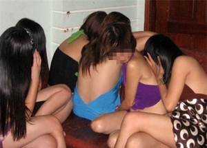 Bắt tại trận 7 đôi nam nữ đang mua bán dâm