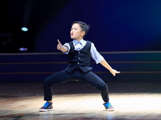 Rơi lệ vì cậu bé nhảy hiphop tưởng nhớ người mẹ vừa qua đời