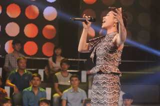 Uyên Linh Idol đối đầu với Minh Thư
