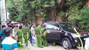 Sau tiếng súng nổ, đôi nam nữ chết gục trong ô tô