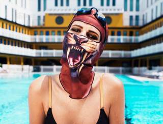 Bikini bịt mặt làm rung chuyển thời trang thế giới