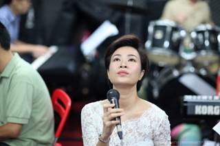 Uyên Linh &quot;điên&quot; ở hậu trường tập luyện liveshow