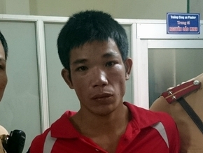 Tên cướp giằng co với nạn nhân trên phố Hà Nội