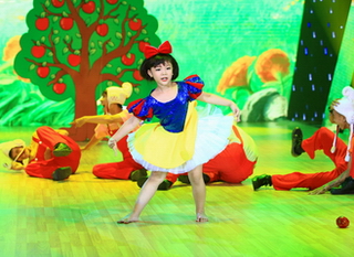  Liveshow 1 Bước nhảy Hoàn vũ nhí lung linh sắc màu cổ tích