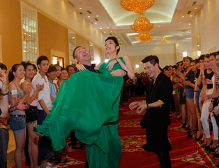  Adam Williams bất ngờ bế bổng Xuân Lan trên sàn catwalk
