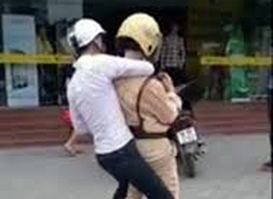 Vật ngã cảnh sát xuống đường khi bị yêu cầu dừng xe