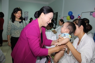 Phó Chủ tịch Quốc hội tặng quà Trung thu cho bệnh nhi